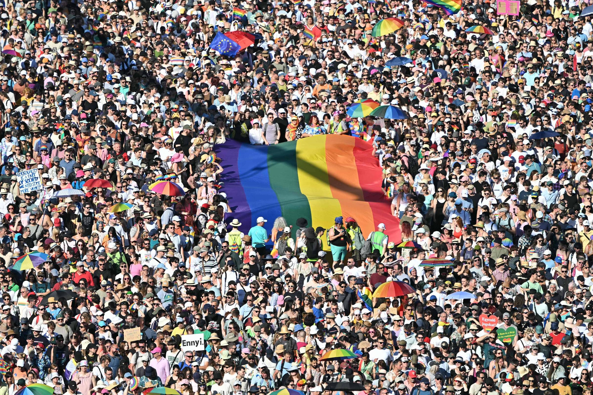 "Revolta nas Ruas: Milhares Enfrentam Orbán em Grande Parada LGBT+!"