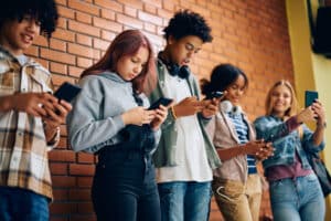 ADOLESCENTES NAS REDES: É HORA DE BANIR OU PERDER O CONTROLE?!