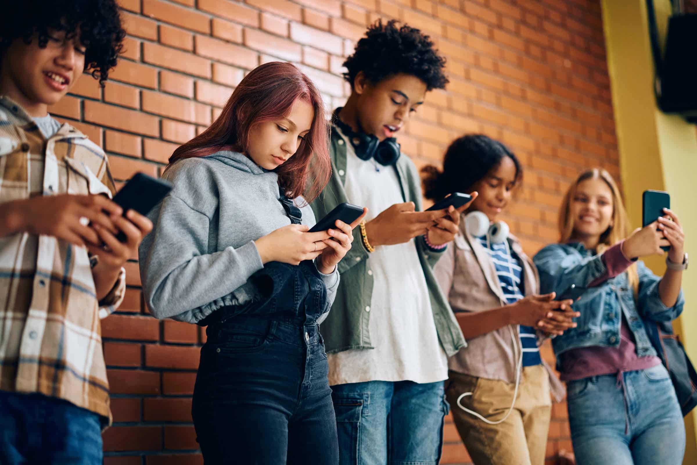 ADOLESCENTES NAS REDES: É HORA DE BANIR OU PERDER O CONTROLE?!