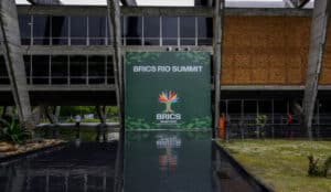 BRICS EM ALERTA: Tarifas, Guerras e IA em Debate Frenético no Rio!