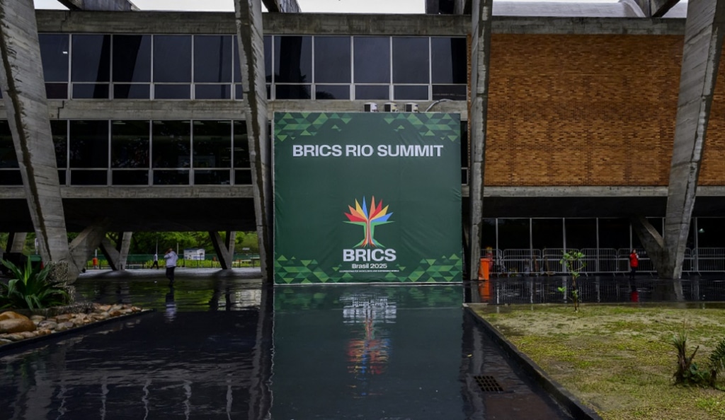 BRICS EM ALERTA: Tarifas, Guerras e IA em Debate Frenético no Rio!
