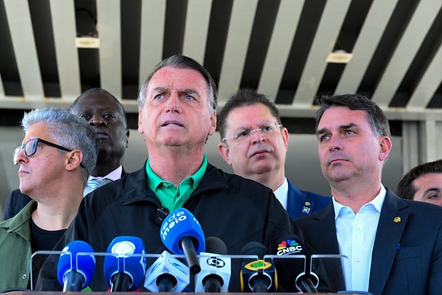 “Bolsonaro em Lágrimas no Senado: 'Entrego Tudo a Deus' Após Pedido de Prisão!”