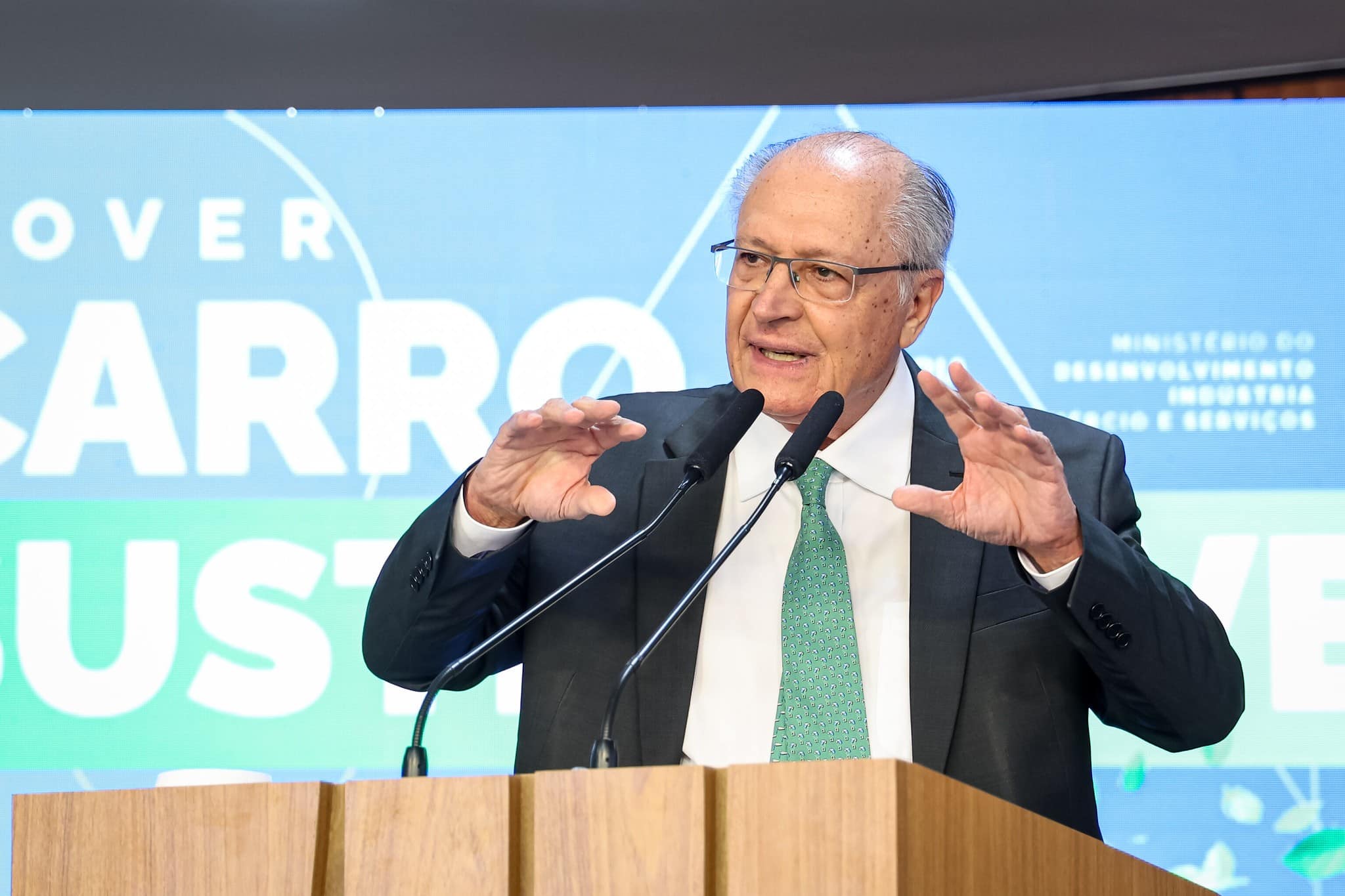 Brasil Aceita Negociar com Big Techs: Desvios em Tarifaço Impõem Urgência!