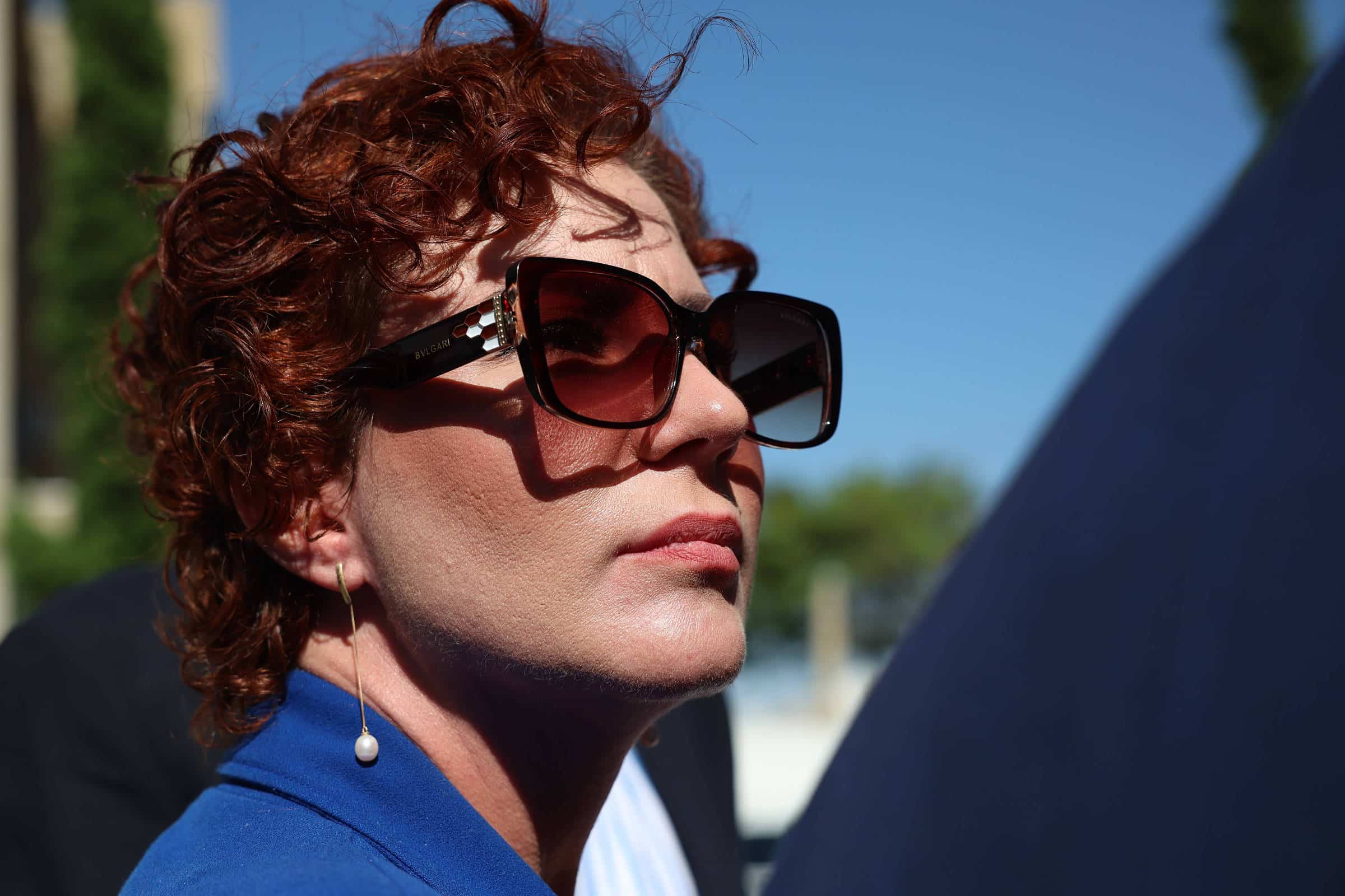 Carla Zambelli em Surto: Exilada e Agradecendo Flávio Bolsonaro em Vídeo Bombástico!