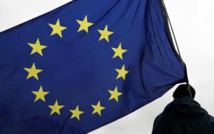 Choque na Economia! UE POSTPÕE Retaliação às Tarifas de Trump para Agosto!