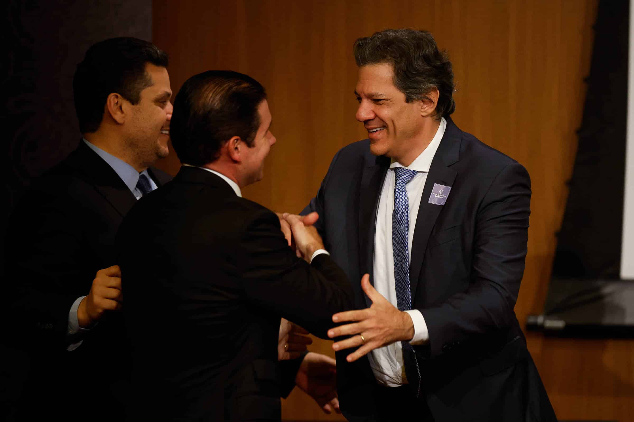 Crise Explosiva entre Poderes Paralisa Agenda Econômica!