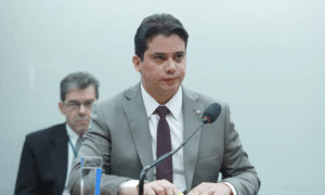 Deputado Escapa de Escândalo: Acusações de Desvio de Verba Pública Abalam a Política!