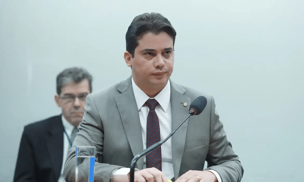 Deputado Escapa de Escândalo: Acusações de Desvio de Verba Pública Abalam a Política!