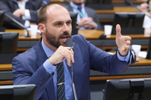 Eduardo Bolsonaro LANÇA DESAFIO: 'Não renunciarei!' – O que vem por aí?