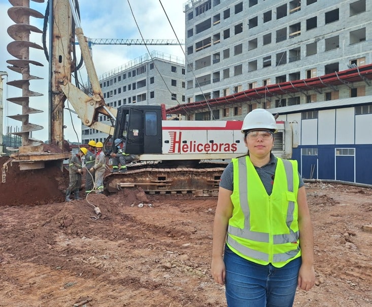 Empreiteira Revoluciona o Setor com Poder Feminino: Mulheres Dominam o Canteiro de Obras!