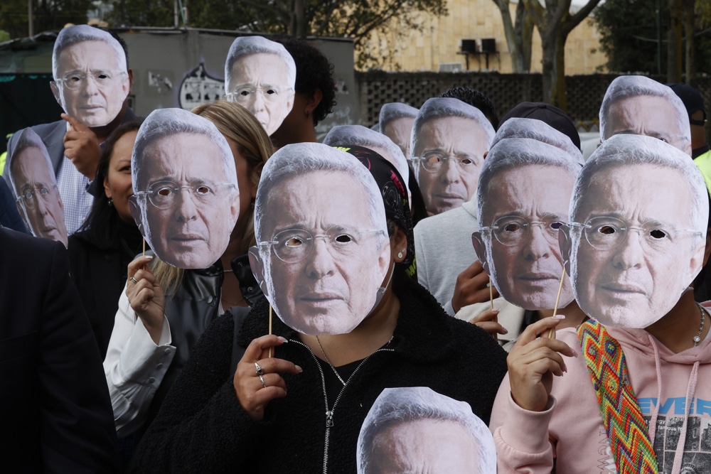 Escândalo na Colômbia: Álvaro Uribe Culpado por Tentativa de Suborno!