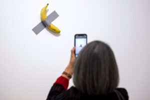 Escândalo no Museu: Visitante Devora Banana de 6 Milhões de Dólares!