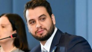 “Ex-Assessor de Bolsonaro Perseguido! WSJ Revela: Ele Merece Liberdade Já!”