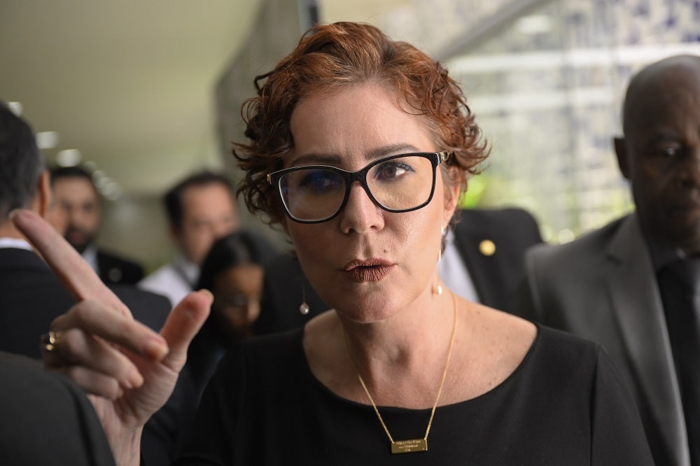 FUTURO INCERTO: O QUE ACONTECE AGORA COM CARLA ZAMBELLI APÓS A PRISÃO!
