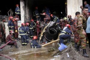 “Heroína nas Nuvens: Professora Sacrifica a Vida para Salvar Alunos do Inferno!”