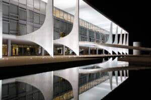 IOF NAS NUVENS: Governo DESAFIA a população com decreto IMPARÁVEL!