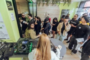 Jovens Trocam Baladas por Café: A Revolução da Vida Saudável!