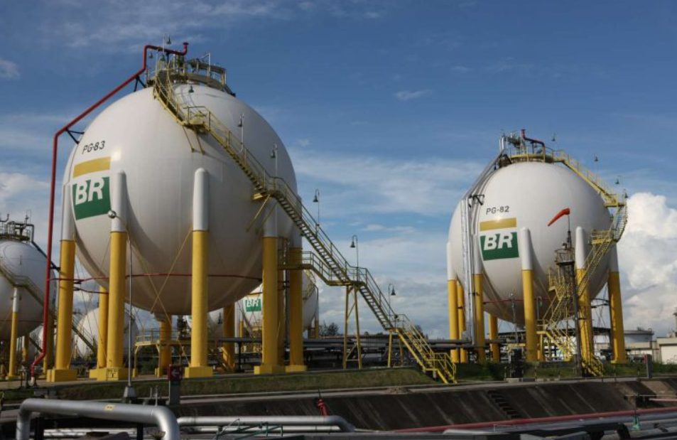 PETROBRAS DERRUBA PREÇO DO GÁS EM IMPACTANTE 14%: CONSUMIDORES EM FRENESI!
