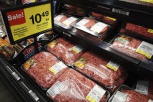 Perigo Zumbido: Mosca Mortal Eleva Preços da Carne nos EUA!