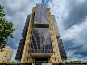 SELIC ESTAGNADA EM 15%! FIM DO CIRCO DE ALTA DE JUROS CHOCANDO O PAÍS!