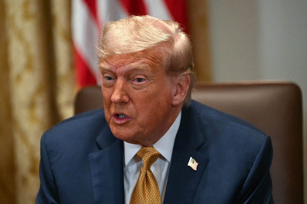 Trump Sob Fogo: Escândalo Epstein Ameaça Desmoronar Sua Imagem!