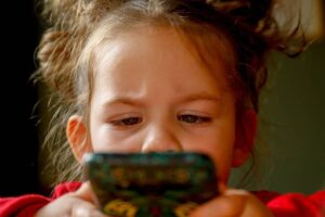 ALERTA: 4 em 10 Pais Afirmam que Crianças Estão VICIADAS em Telas!