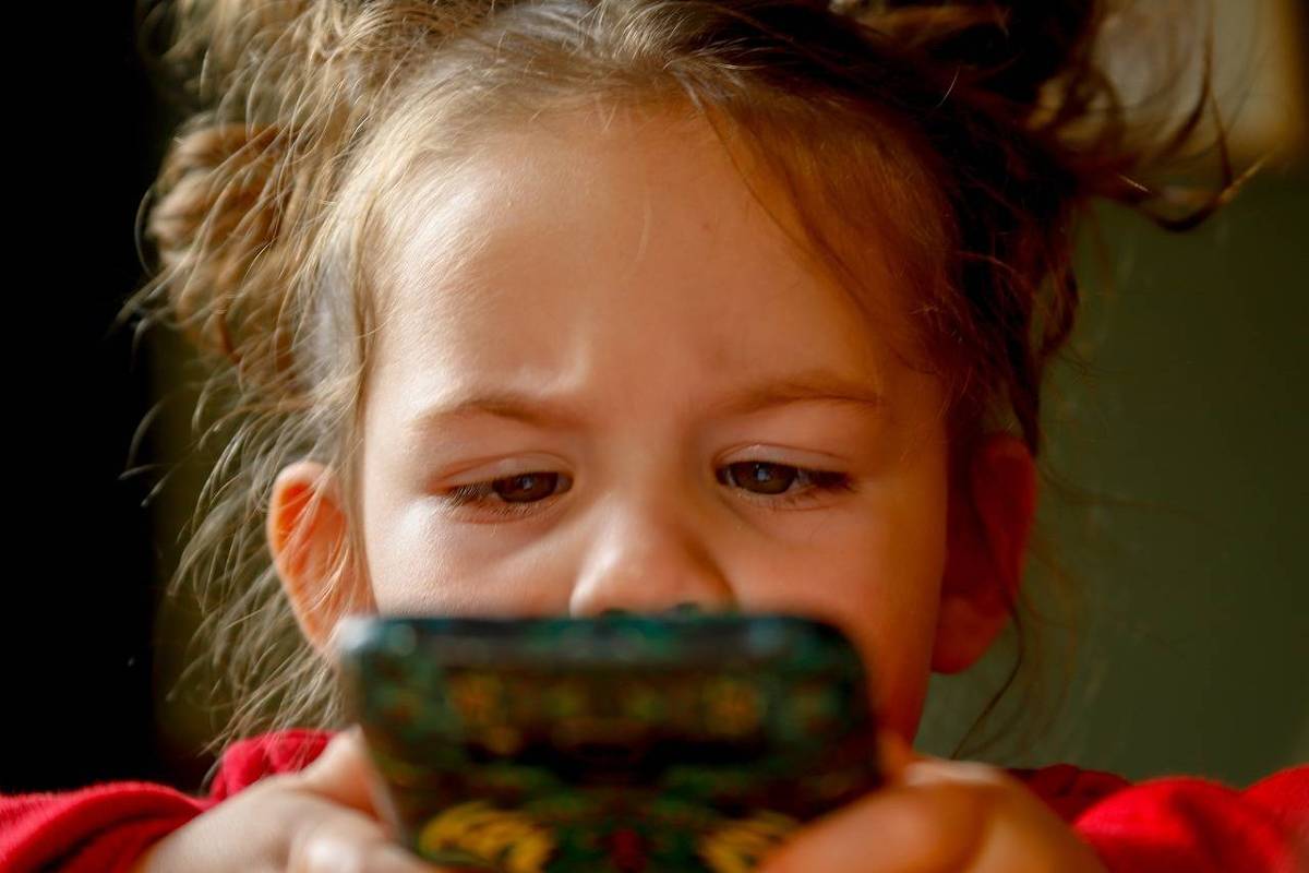 ALERTA: 4 em 10 Pais Afirmam que Crianças Estão VICIADAS em Telas!