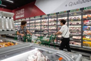 ALERTA: Preços do Café, Carne e Frutas Despencam Antes do Grande Tarifaço!