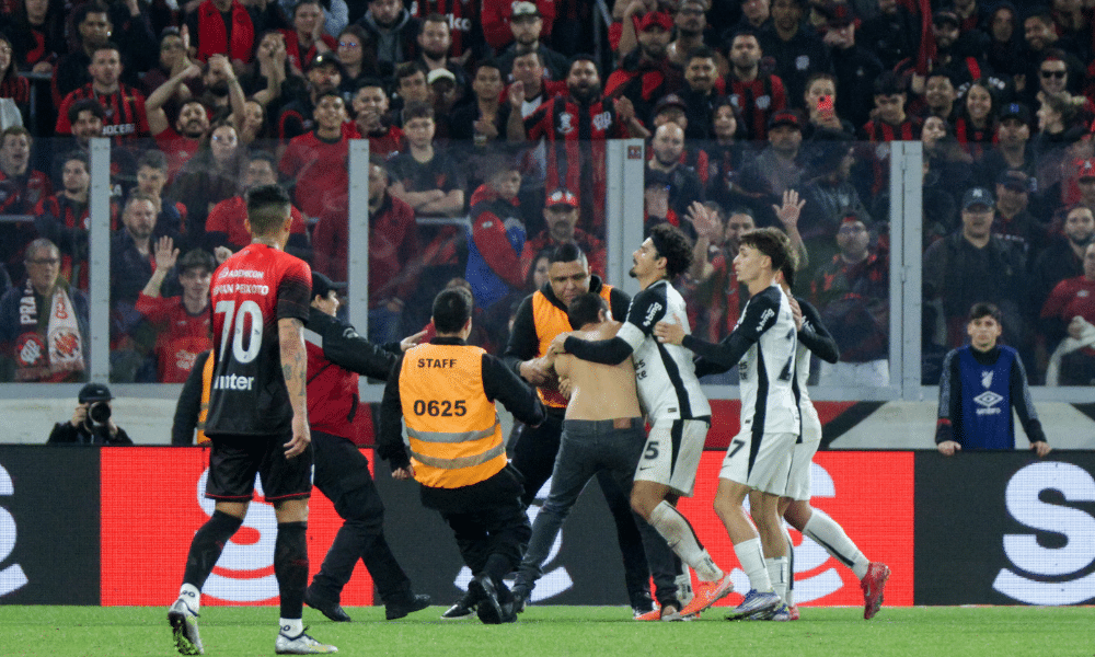 ARBITALHO CHOCANTE: Hugo Souza É ATAQUADO com 'CUPOS DESCARTÁVEIS' em Agressão Brutal!