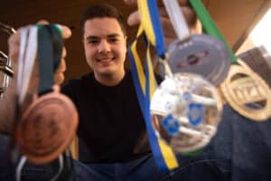 Adolescente Maravilha: 20 Medalhas em Provas Científicas e um Futuro Brilhante!
