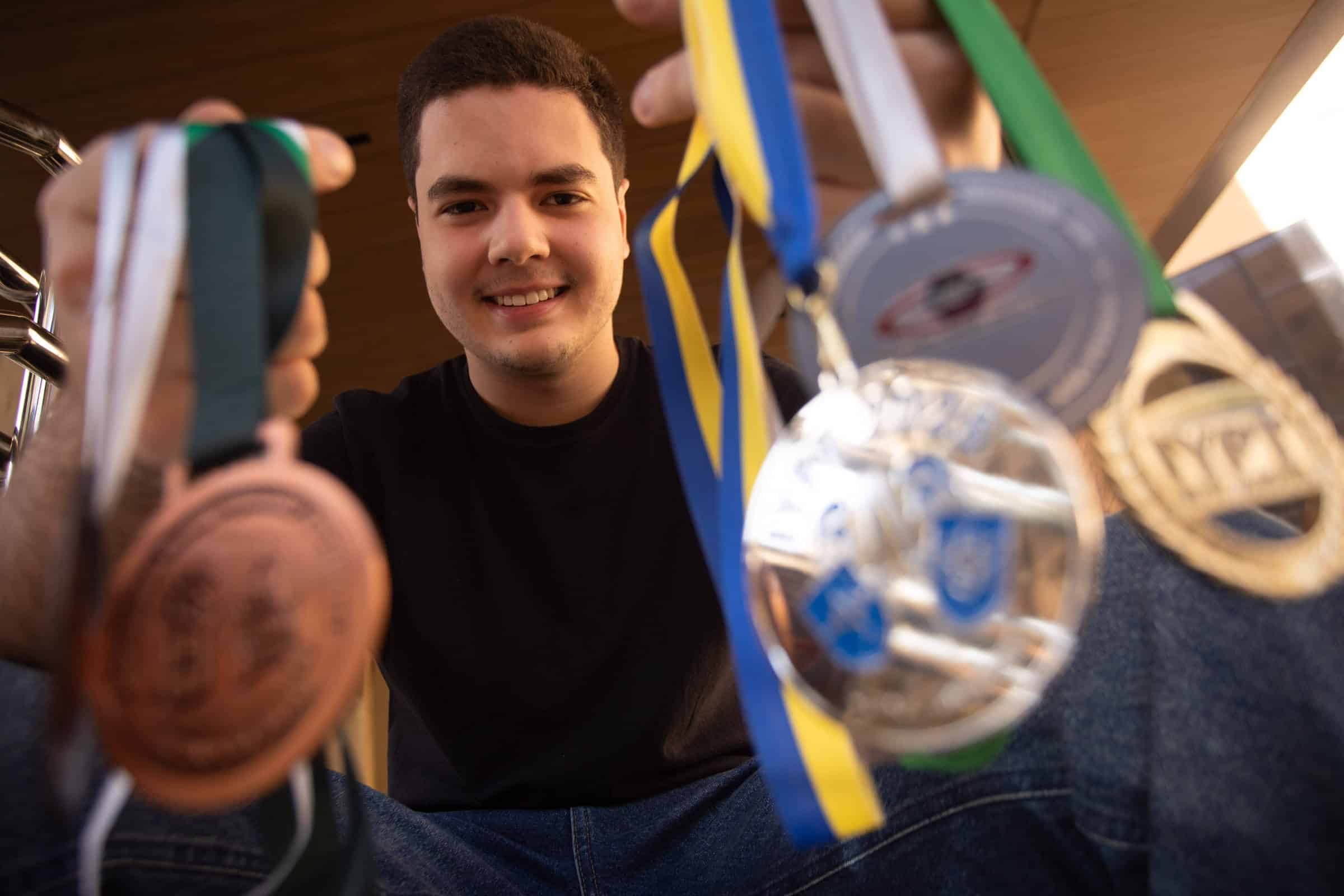 Adolescente Maravilha: 20 Medalhas em Provas Científicas e um Futuro Brilhante!