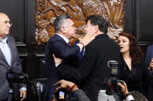 BATALHA NO SENADO! Senadores Trocam Tapas e Empurrões em Sessão Caótica!
