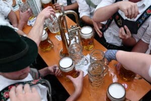 CHOCANTE! Alemães Abandonam a Cerveja: O Fim de uma Tradição!