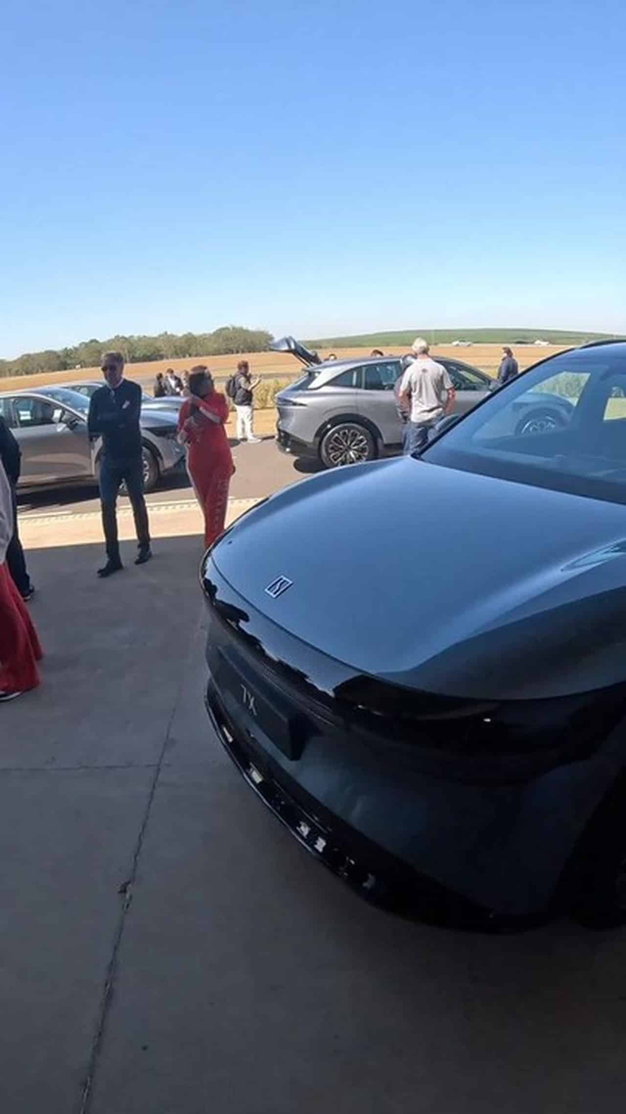 CHOQUE ELÉTRICO! SUV que ULTRA supera Porsche 911 chega ao Brasil por R$ 448 mil!