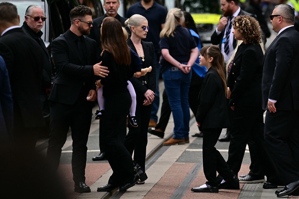 Despedida Trágica: Kelly Osbourne Lança Lamento Poderoso após Perda do Pai Ozzy!