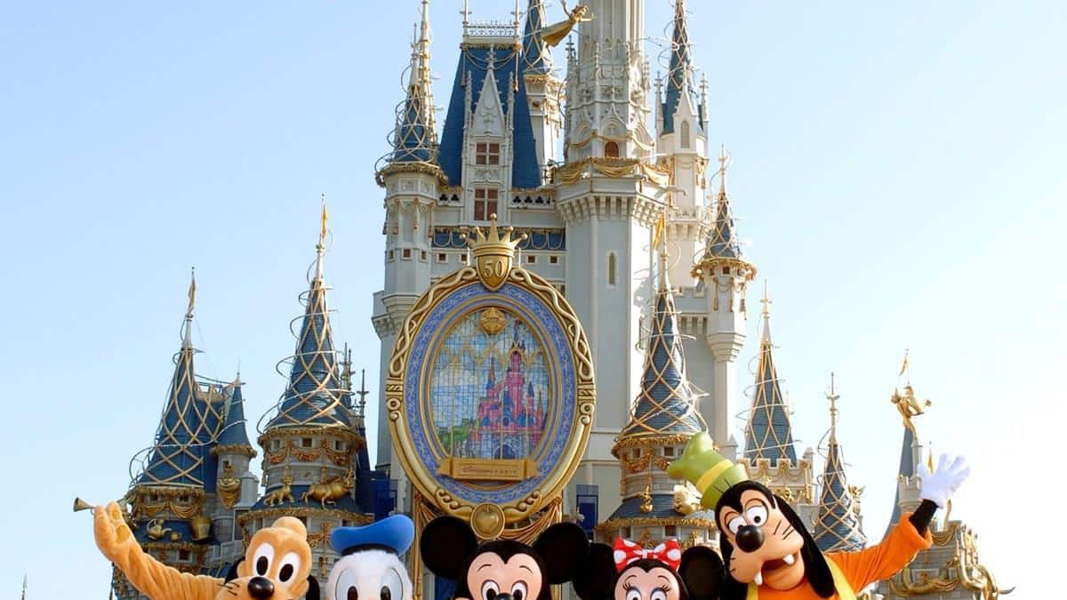 Disney em Alta: Parques Lotados e Lucros Explosivos!