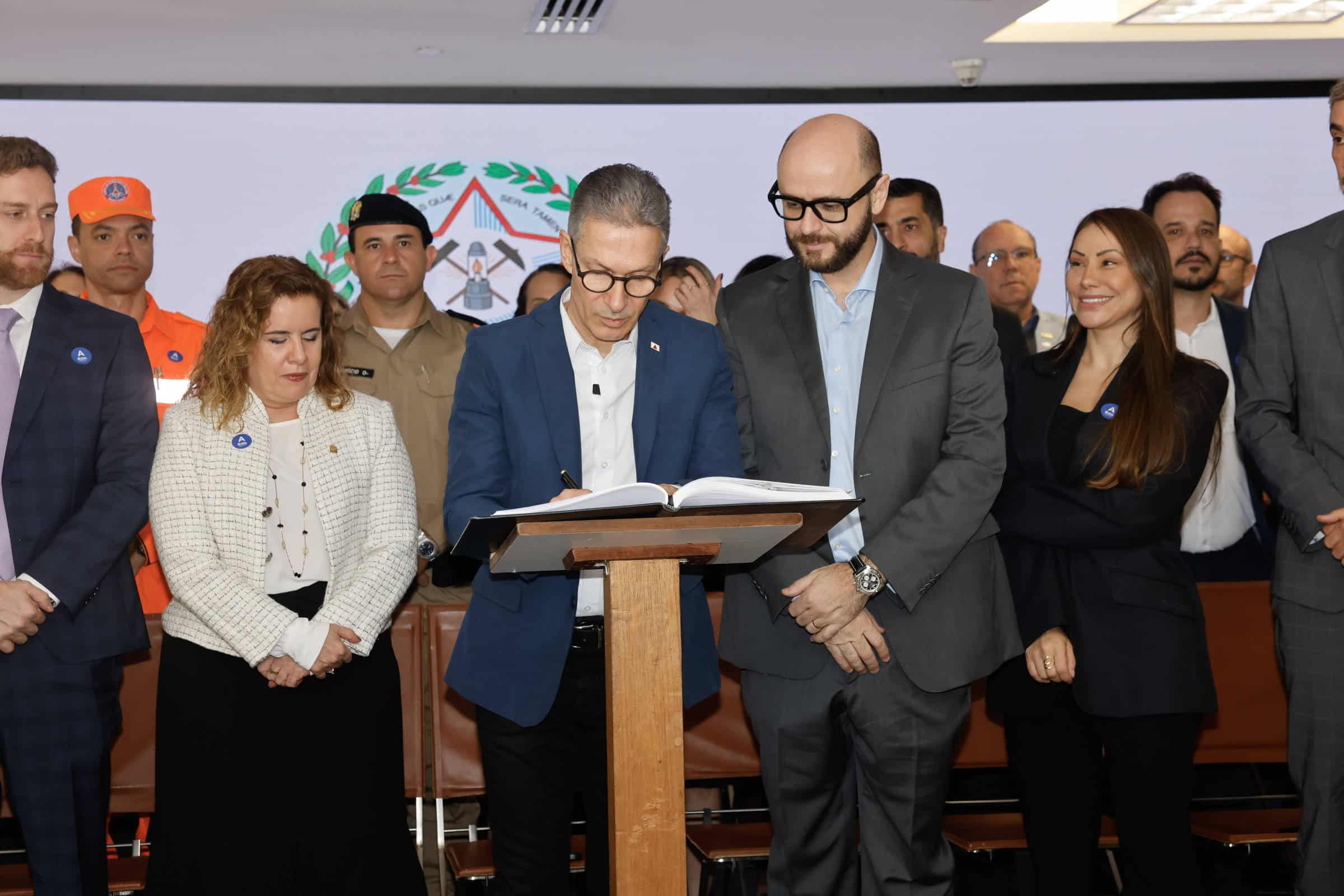 ESCÂNDALO! TCE-MG AFASTA ESCOLA CÍVICO-MILITAR DO GOVERNO ZEMA!