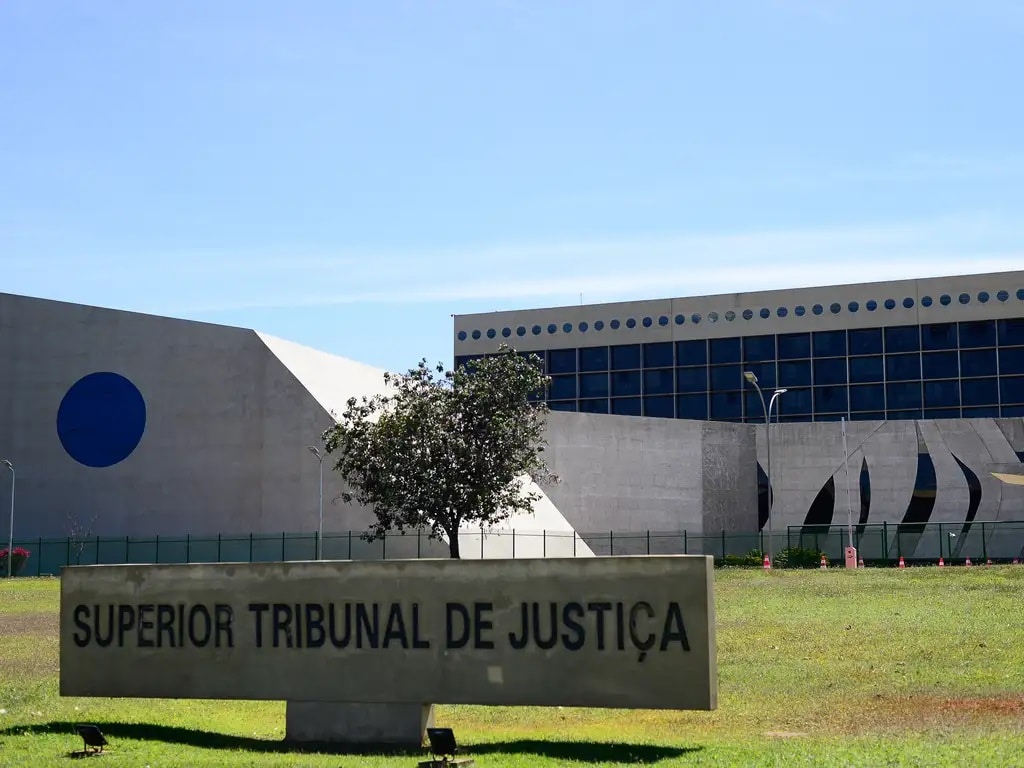 Escândalo Chocante: Desembargadores Afastados em Venda de Sentenças!