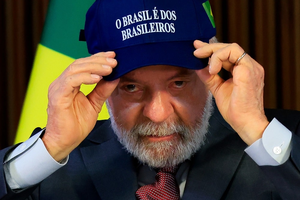 FUROR NO PLANALTO: Lula e Ministros Mandam Recado Explosivo a Trump com Boné!