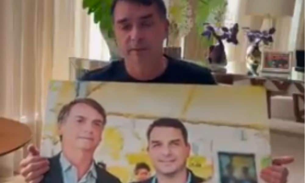 Flávio Bolsonaro em Lamento: 'Dia dos Pais sem a Foto do Meu Pai!'