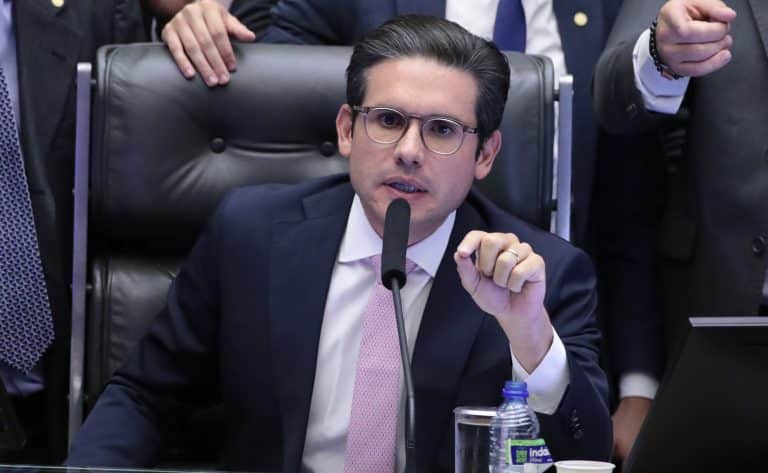 Hugo Motta em Busca de Alcolumbre: A Corrida Frenética pela 'PEC da Blindagem'!