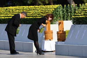 Japão Recorda 80 Anos da Tragédia: Cerimônia Emocionante Marca Desastre Nuclear!