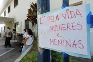 Meninas Riscam a Vida em Viagem Épica por Aborto Legal – Uma Batalha Urgente!