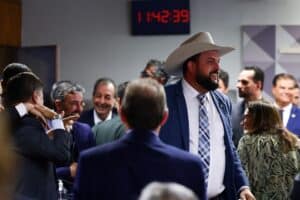 OPOSIÇÃO ACUSA 'PETEZADA' DE FRAUDE NO INSS E CHAMA GOVERNO DE CULPADO APÓS CPMI!