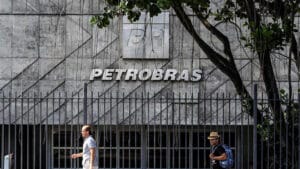 Petrobras em Caos: R$ 32 Bilhões DISPARECEM após Balanço Terrível!