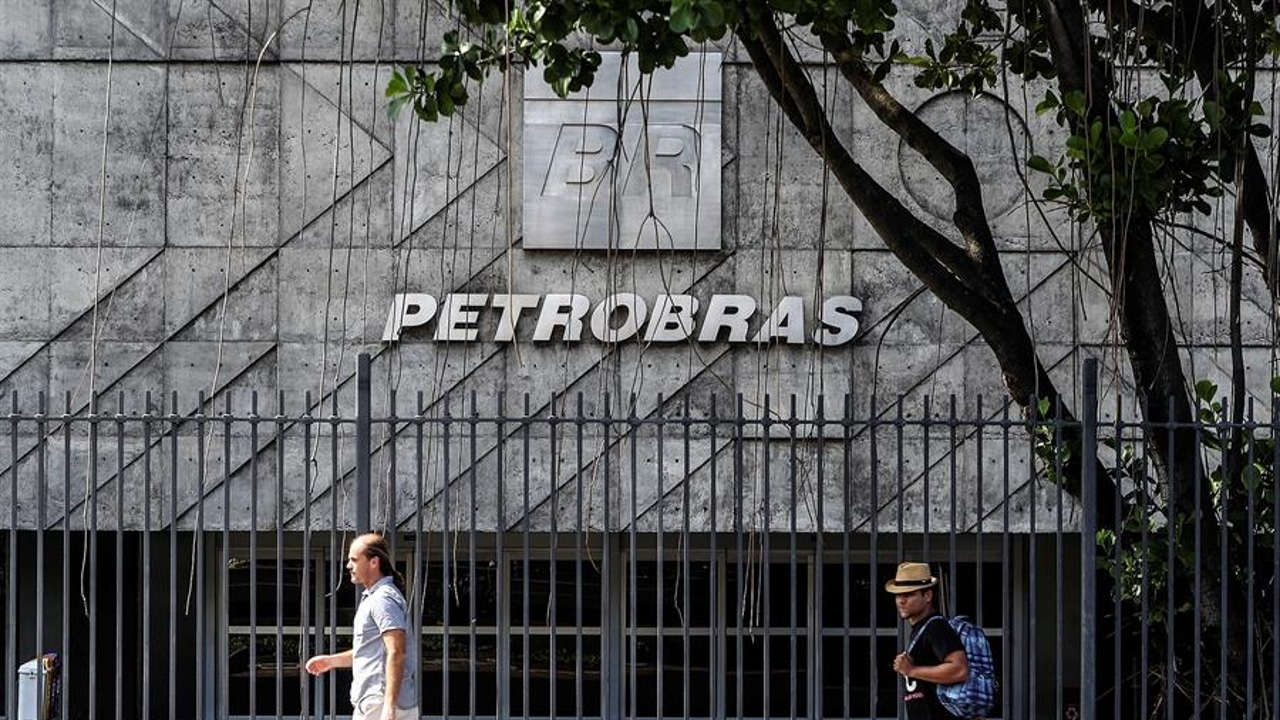 Petrobras em Caos: R$ 32 Bilhões DISPARECEM após Balanço Terrível!