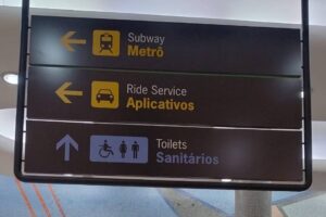 Placa Enganosa em Congonhas: Metrô Prometido Atrasado e Passageiros Indignados!