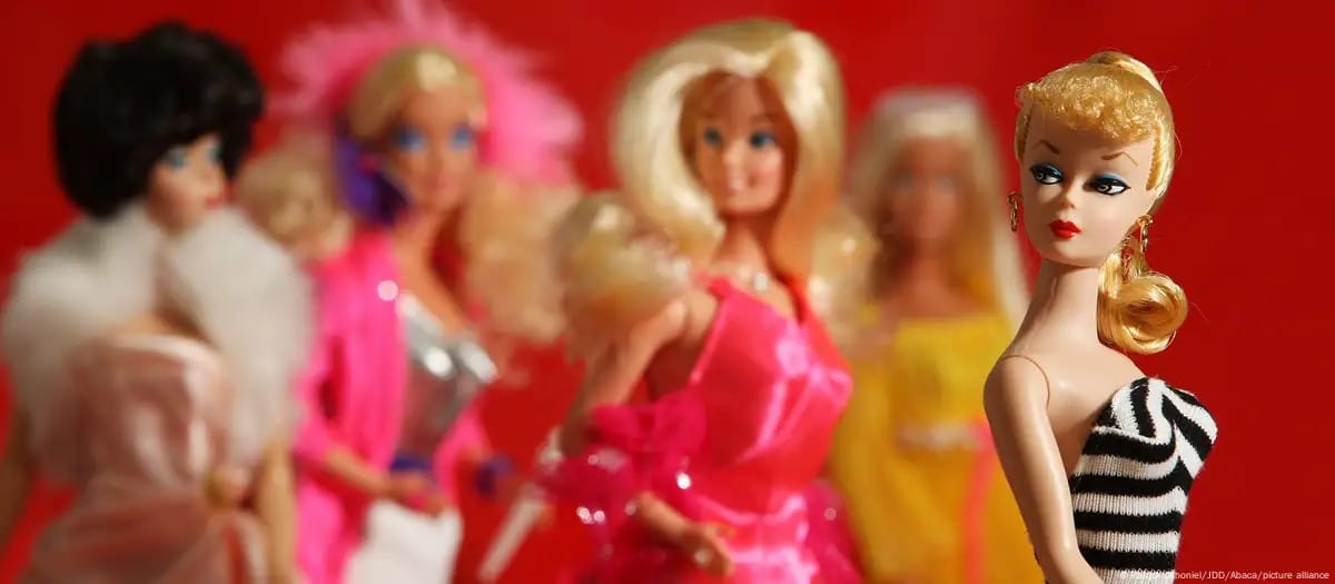 REVELAÇÃO CHOCANTE: A Verdadeira Origem da Barbie – De Boneca Erótica Alemã para Ícone Global!