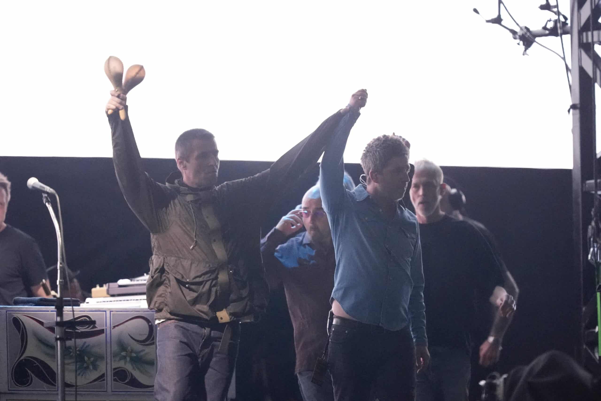 TRAGÉDIA NO SHOW DO OASIS: Mistérios Chocantes da Morte que Abalou os Fãs!
