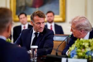 Trump FLAGRA CHOCANTE: Cochicho para Macron revela plano sinistro de Putin! VÍDEO EXPLOSIVO!